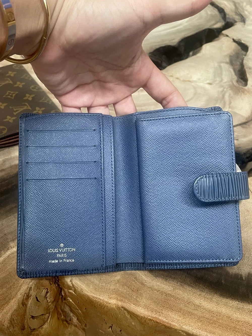 Louis Vuitton Epi kisslock compact wallet blue like new brushed silver
